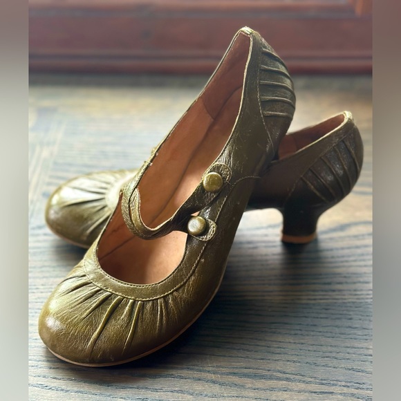 Miz Mooz - Picture 1 of 6